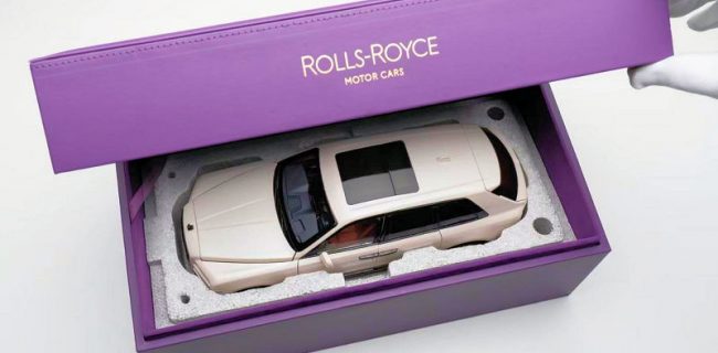 KengFai OEM Rolls Royce Cullinan — черный значок/жемчужно-белый