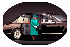 ФИГУРКА КОЛЛЕКЦИОННАЯ QUEEN ELIZABETH II IN GREEN РУЧНАЯ РАБОТА В МАСШТАБЕ 1:18 КОРОЛЕВА ЕЛИЗАВЕТА II В ИЗУМРДНОМ ПАЛЬТО