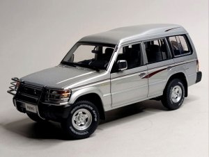 MITSUBISHI PAJERO V31 1991 SILVER 1:18 SUNYORK