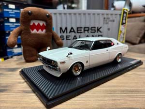 NISSAN LAUREL 2000SGX (C130) METALLIC WHITE/PURPLE / НИССАН ЛАУРЕЛЬ 2000SGX C130 МЕТАЛЛИК БЕЛЫЙ/ФИОЛЕТОВЫЙ