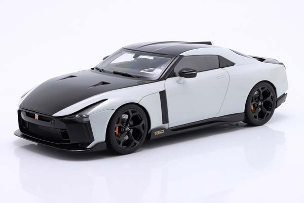 NISSAN GT-R50 ITALDESIGN WHITE METALLIC BLACK