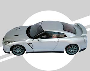 NISSAN GT-R 2011 SILVER BAUSATZ MIT BELEUCHTUNG / НИССАН ГТ-Р СЕРЕБРИСТЫЙ БАУСАЦ МИТ БЕЛЕУЧТУНГ