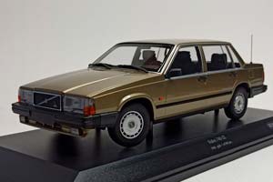VOLVO 740 GL -1986 -GOLD 1:18 MINICHAMPS