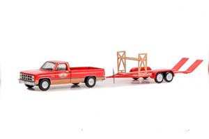 GMC K-2500 SIERRA GRANDE WIDESIDE WITH TANDEM CAR TRAILER BUSTED KNUCKLE GARAGE (1982) (ДЛИНА ПРИМЕРНО 15 СМ)