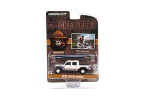 JEEP GLADIATOR С КАНОЕ НА КРЫШЕ "PREVENT FOREST FIRES!" 2021 WHITE (ДЛИНА МОДЕЛИ 6-10 СМ)