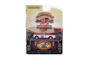 CHEVROLET C-10 SHORTBED "THE BUSTED KNUCKLE GARAGE SERVICE & SALES" 1972 ORANGE/WHITE (ДЛИНА МОДЕЛИ 6-10 СМ)