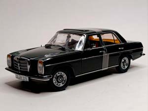 MERCEDES STRICH 8 SALOON GREEN 1:18 SUN STAR