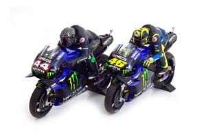 YAMAHA YZR-M1 2019 С ФИГУРКАМИ LEWIS HAMILTON/VALENTINO ROSSI TEST VALENCIA НАБОР ИЗ 2Х