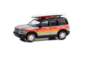 FORD BRONCO SPORT 4X4 5-ДВЕРЕЙ OUTER BANKS С КАЯКОМ НА КРЫШЕ "FREE WHEELIN' BRONCO SPORT" 2022 (ДЛИНА МОДЕЛИ 6-10 СМ)