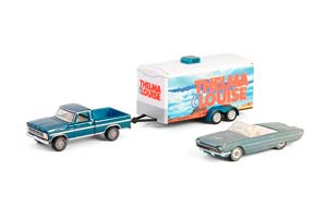 FORD F-250 1967 С ПРИЦЕПОМ-АВТОВОЗОМ И FORD THUNDERBIRD CONVERTIBLE (ОТКРЫТЫЙ) (ЗАПЫЛЕННАЯ ВЕРСИЯ) 1966 (ИЗ К/Ф "ТЕЛЬМА И ЛУИЗА") (ДЛИНА МОДЕЛИ 6-10 СМ)