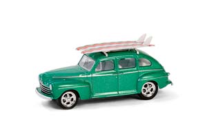FORD FORDOR SUPER DELUXE С ДОСКАМИ ДЛЯ СЕРФИНГА 1946 GREEN METALLIC (ДЛИНА МОДЕЛИ 6-10 СМ)