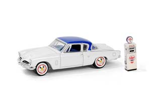 STUDEBAKER COMMANDER STARLINER С БЕНЗОКОЛОНКОЙ WAYNE 505 GAS PUMP "CHEVRON SUPREME" 1954 WHITE/BLUE (ДЛИНА МОДЕЛИ 6-10 СМ)