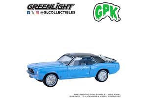 FORD MUSTANG COUPE С ЛЫЖАМИ НА КРЫШКЕ БАГАЖНИКА SKIIN’ IAN 1967 / ФОРД МУСТАНГ КУПЕ СКИИН ИАН СИНИЙ