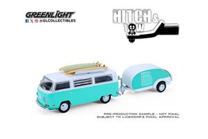 VOLKSWAGEN T2 С ДОСКАМИ ДЛЯ СЕРФИНГА И С ПРИЦЕПОМ-КЕМПЕРОМ КАПЛЯ 1971 / ФОЛЬКСВАГЕН T2 ГОЛУБОЙ