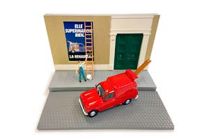 RENAULT 4 F6 ФУРГОН, ДИОРАМА С ФИГУРКОЙ РАСКЛЕЙКА ПЛАКАТА / РЕНО 4 F6 КРАСНЫЙ