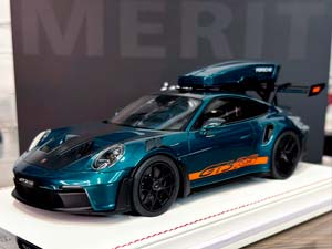 PORSCHE 911 (992) GT3 RS LUGGAGE RACING GREEN/ORANGE LIVERY WITH BLACK WHEELS / ПОРШЕ 911 992 GT3 RS LUGGAGE ГОНОЧНЫЙ ЗЕЛЕНЫЙ/ОРАНЖЕВЫЙ ЛИВРЕЯ С ЧЕРНЫМИ КОЛЕСАМИ (ЛИМИТ 07/20)