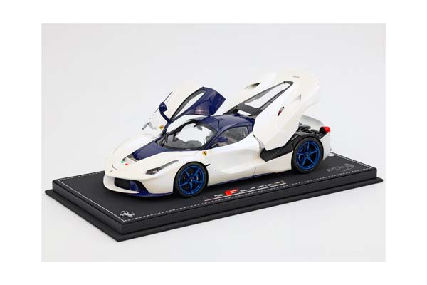 FERRARI LAFERRARI 2012 OPEN DIECAST - SPECIAL PACK WHITE BIRDCAGE -CARBON BLU DISPLAY CASE INCLUDED / ФЕРРАРИ ЛАФЕРРАРИ 2012 ОПЕН 1:18 БЕЛЫЙ