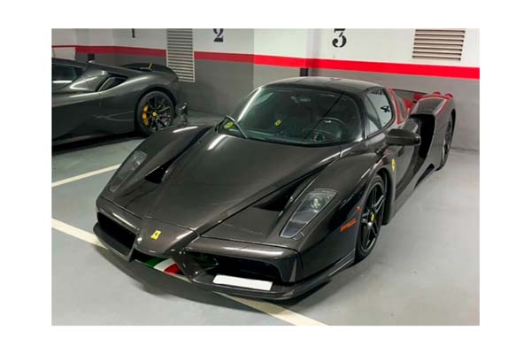 FERRARI ENZO OPEN DIECAST FULL CARBON - ITALIAN STRIPE - LUXURY PACK / ФЕРРАРИ ЭНЦО ОПЕН ФУЛЛ КАРБОН 1:18 ЧЕРНЫЙ