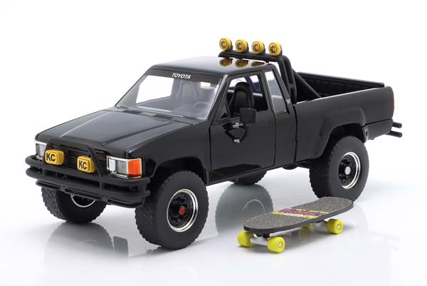 TOYOTA SR5 PICK-UP TRUCK 1985 BACK TO THE FUTURE WITH MARTY'S SKATEBOARD JADA TOYS / ТОЙОТА SR5 ПИК-УП ГРУЗОВИК БАК ФУТУРЕ МАРТЙ СКАТЕБОАРД ДЖАДА ТОЙС ЧЕРНЫЙ