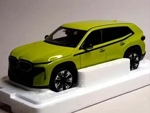 BMW XM 2023 YELLOW MINICHAMPS 1:18